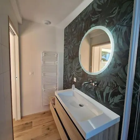 Villa Les Zebres- Wifi-jacuzzi-velos-ecran Plat- Parentales- Baignoire *