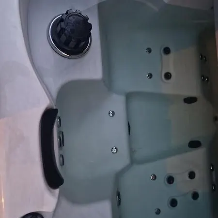Les Zebres- Wifi-jacuzzi-velos-ecran Plat- Parentales- Baignoire Villa La Rochelle (Charente-Maritime)