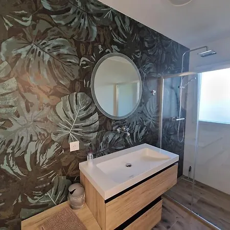 Villa Les Zebres- Wifi-jacuzzi-velos-ecran Plat- Parentales- Baignoire *